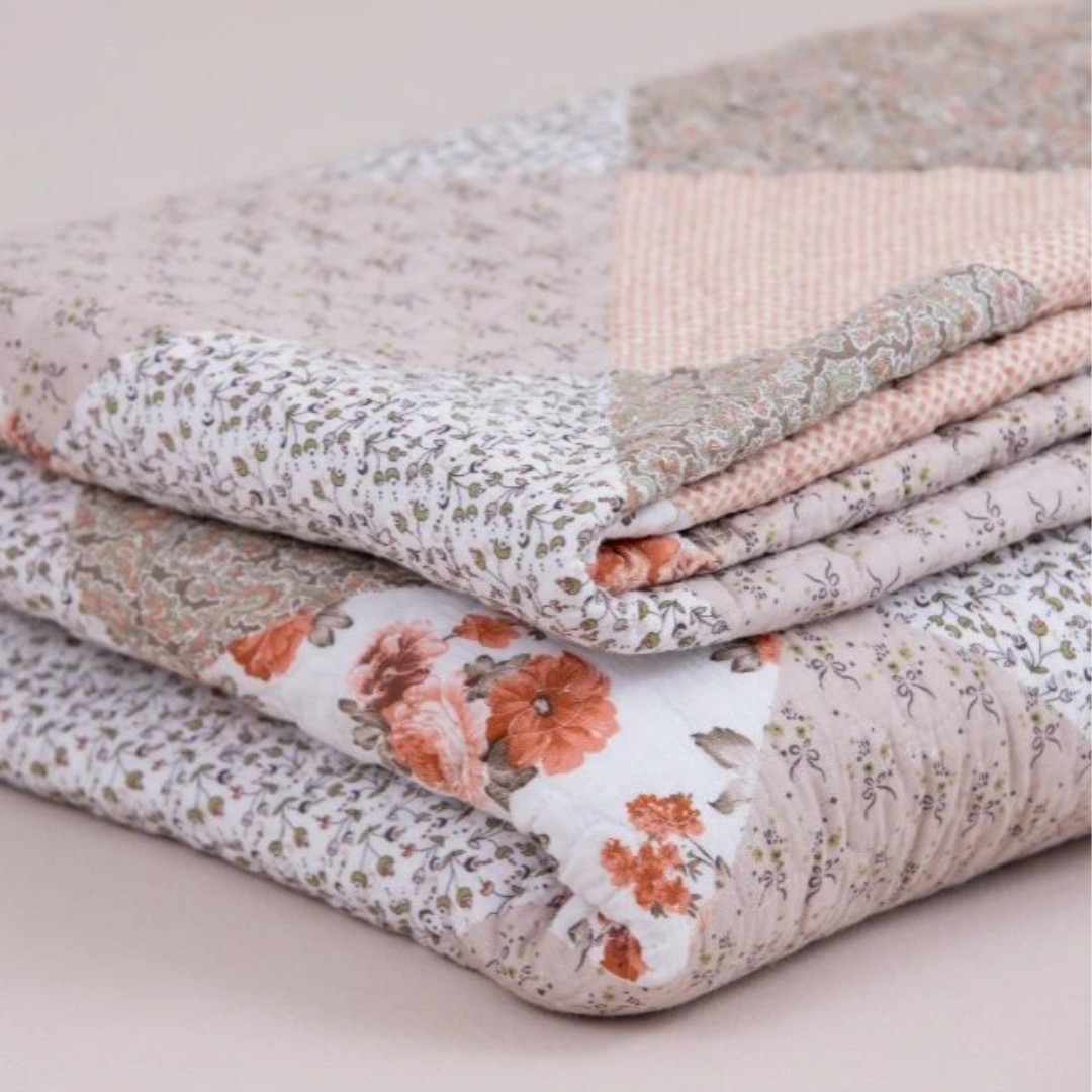 Oboustranný prošívaný přehoz PATCHWORK LILA
