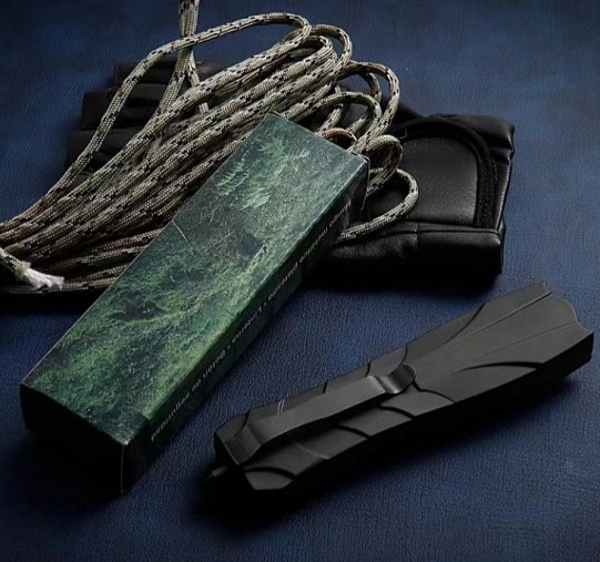 Vystřelovací nůž, s hrotem na rozbití skla