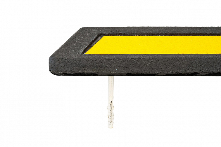 Parkovací doraz, délka 1650 mm, gumový, s žlutým reflexním polepem