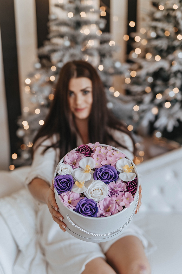 Fialové mýdlové květy - bílá krabička