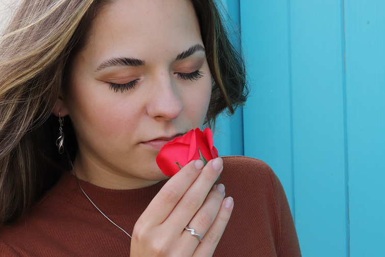 Mýdlové růže ve flower boxu - bílé růže