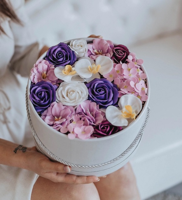 Fialové mýdlové květy - bílá krabička