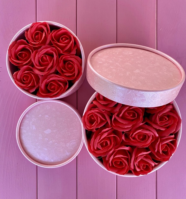 Mýdlové růže ve flower boxu - bílé růže