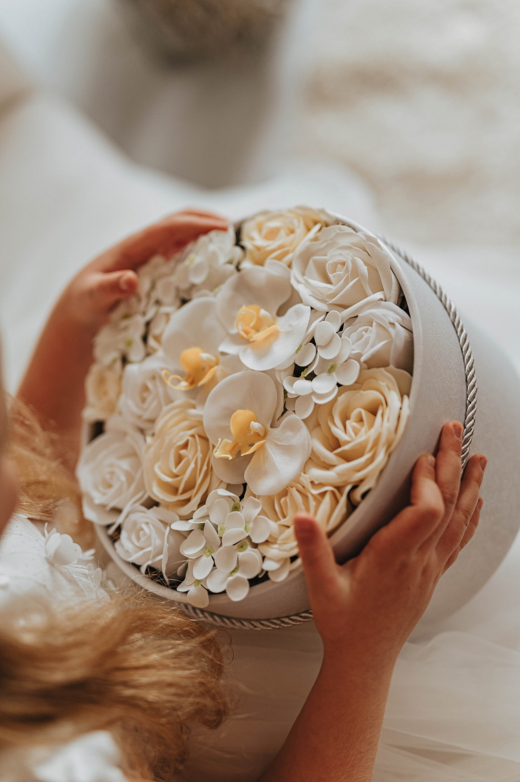 Bílo-krémové mýdlové květy - bílá krabička