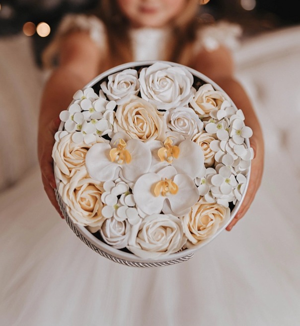 Bílo-krémové mýdlové květy - bílá krabička