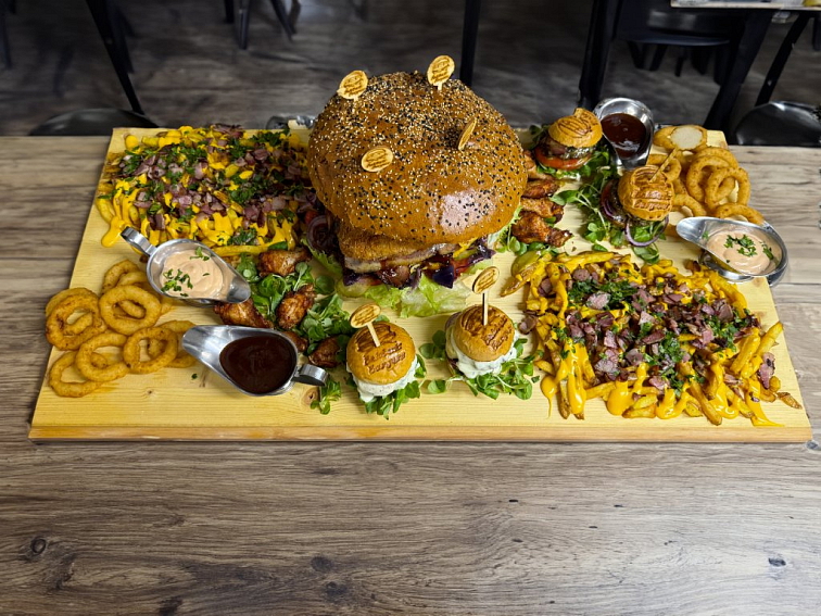 Burgerové hody pro čtyři: Zážitková večeře plná chutí