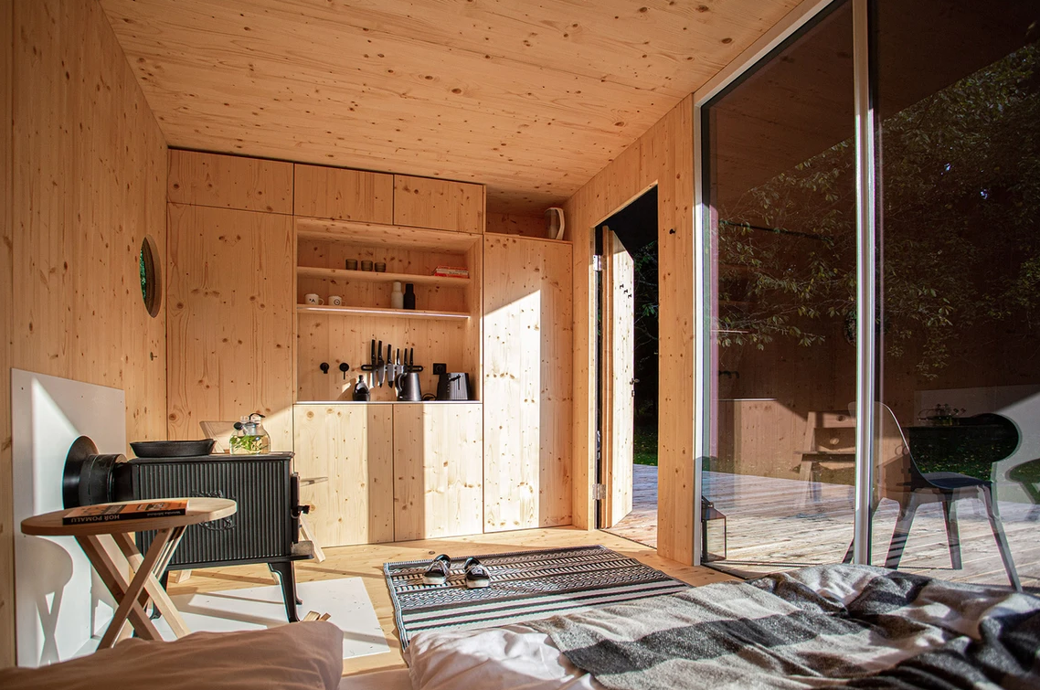 Romantický únik do přírody: Glamping se saunou a grilem