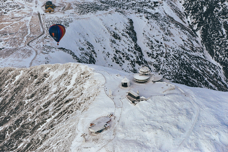 Let balónem nad českými horami: dobrodružství pro náročné s krásnými výhledy