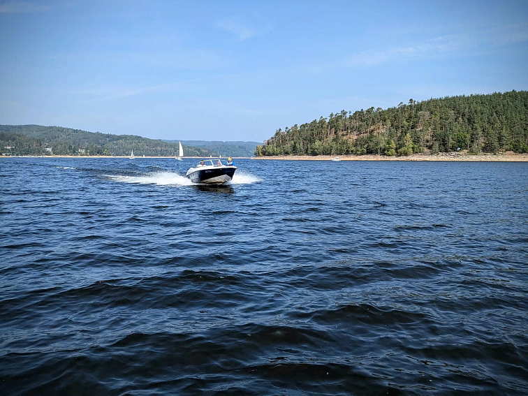 Plavba po Orlíku: motorový člun a přírodní scenerie