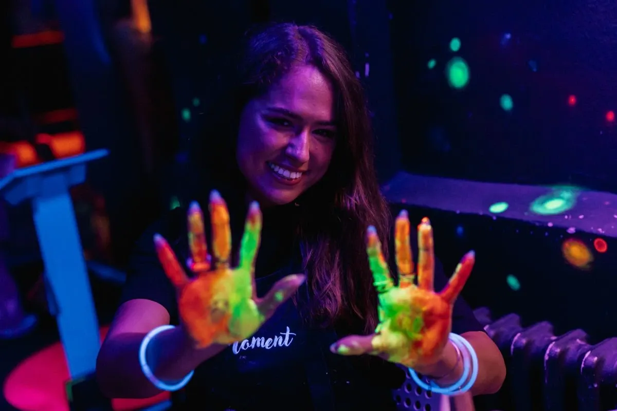 Magické neonové malování luminiscenčními barvami