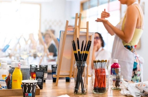 Malování s vínem: Kreativní workshop pro každého