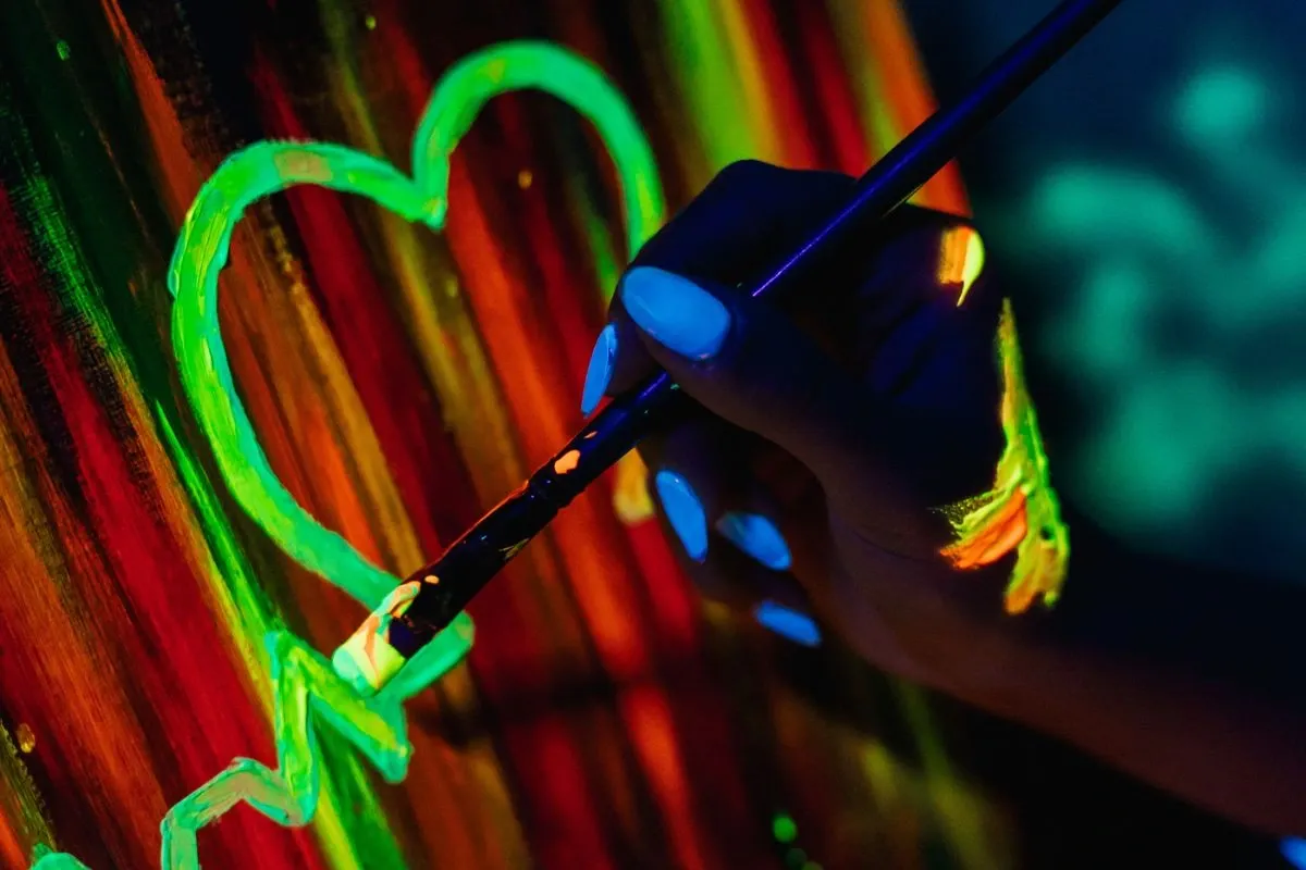 Magické neonové malování luminiscenčními barvami