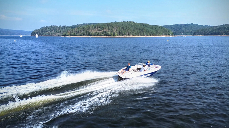 Plavba po Orlíku: motorový člun a přírodní scenerie