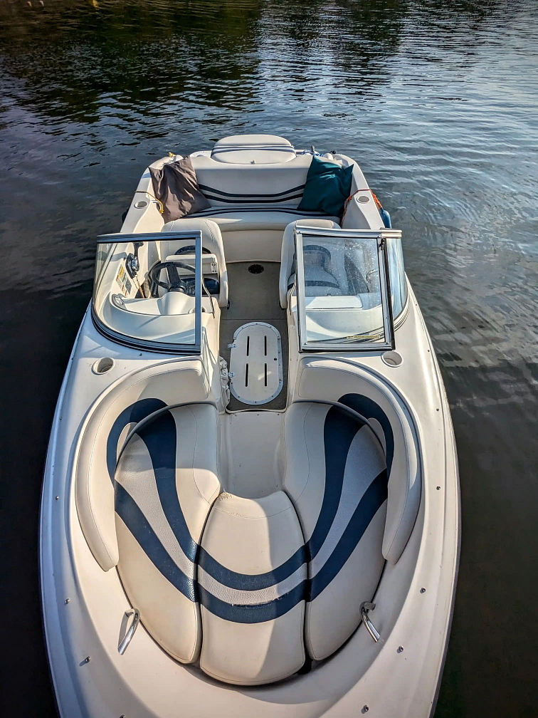 Plavba po Orlíku: motorový člun a přírodní scenerie