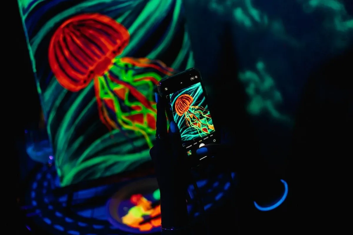 Magické neonové malování luminiscenčními barvami