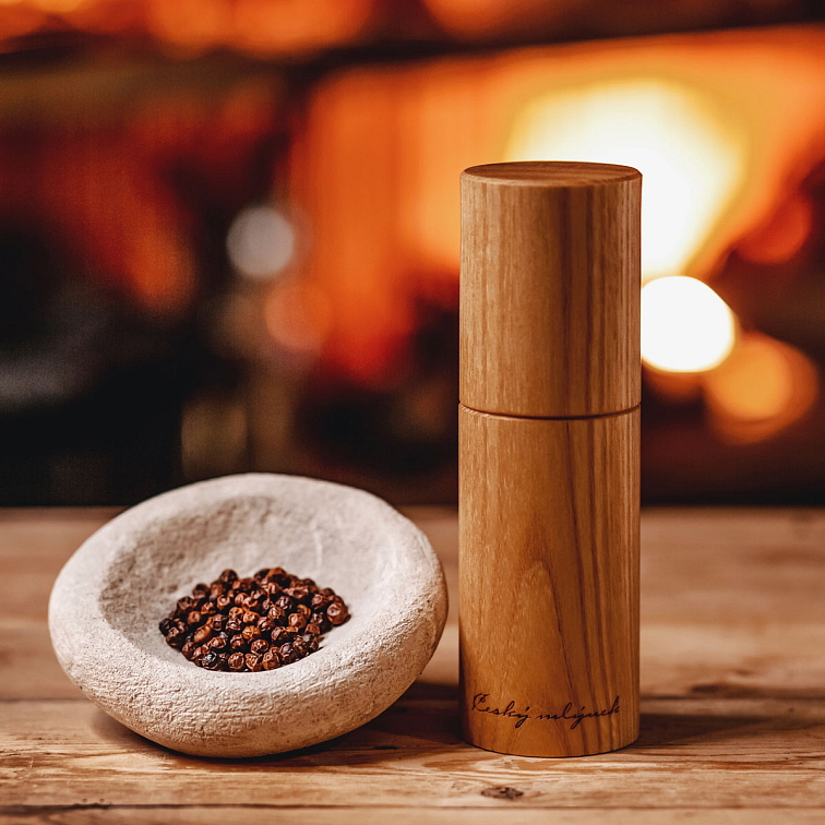 Dárková sada s luxusním mlýnkem z jasanu s černým Kampotským pepřem, dřevěný box