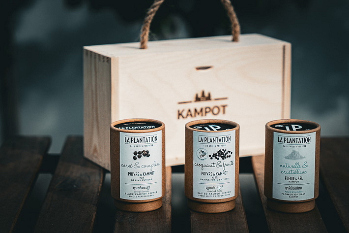 Dárková sada Kampotský pepř černý, fermentovaný a Fleur de Sel 3x50g, dřevěný box