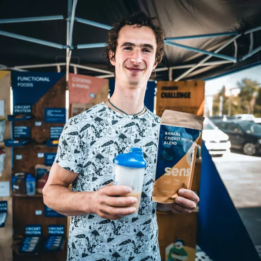 Sens Banánový shake s cvrččím proteinem od Adama Ondry