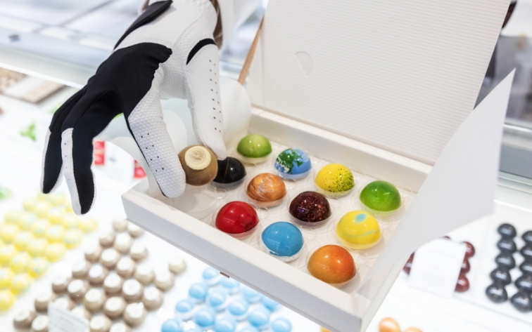 Kolekce 12 pralinek a 12 nugátů