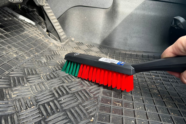 Vikan ruční kartáč na interiér - tvrdý