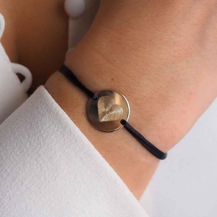 Zlatý náramek se dvěma otisky prstu ve tvaru srdce na saténové šňůrce