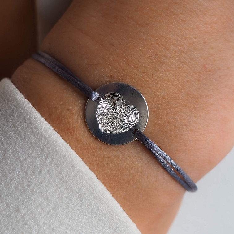 Stříbrný náramek se dvěma otisky prstu ve tvaru srdce na saténové šňůrce