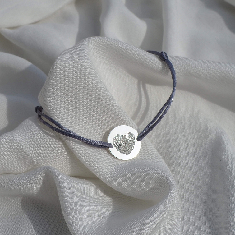 Stříbrný náramek se dvěma otisky prstu ve tvaru srdce na saténové šňůrce