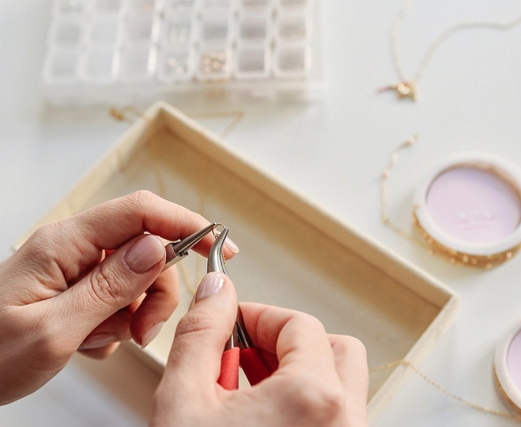 Stříbrný náramek se dvěma otisky prstu ve tvaru srdce na saténové šňůrce