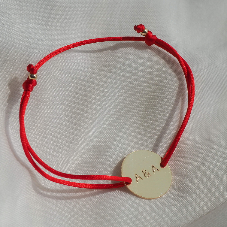 Zlatý náramek se dvěma otisky prstu ve tvaru srdce na saténové šňůrce