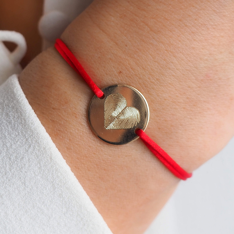 Zlatý náramek se dvěma otisky prstu ve tvaru srdce na saténové šňůrce