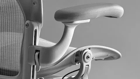 HERMAN MILLER Aeron, velikost B