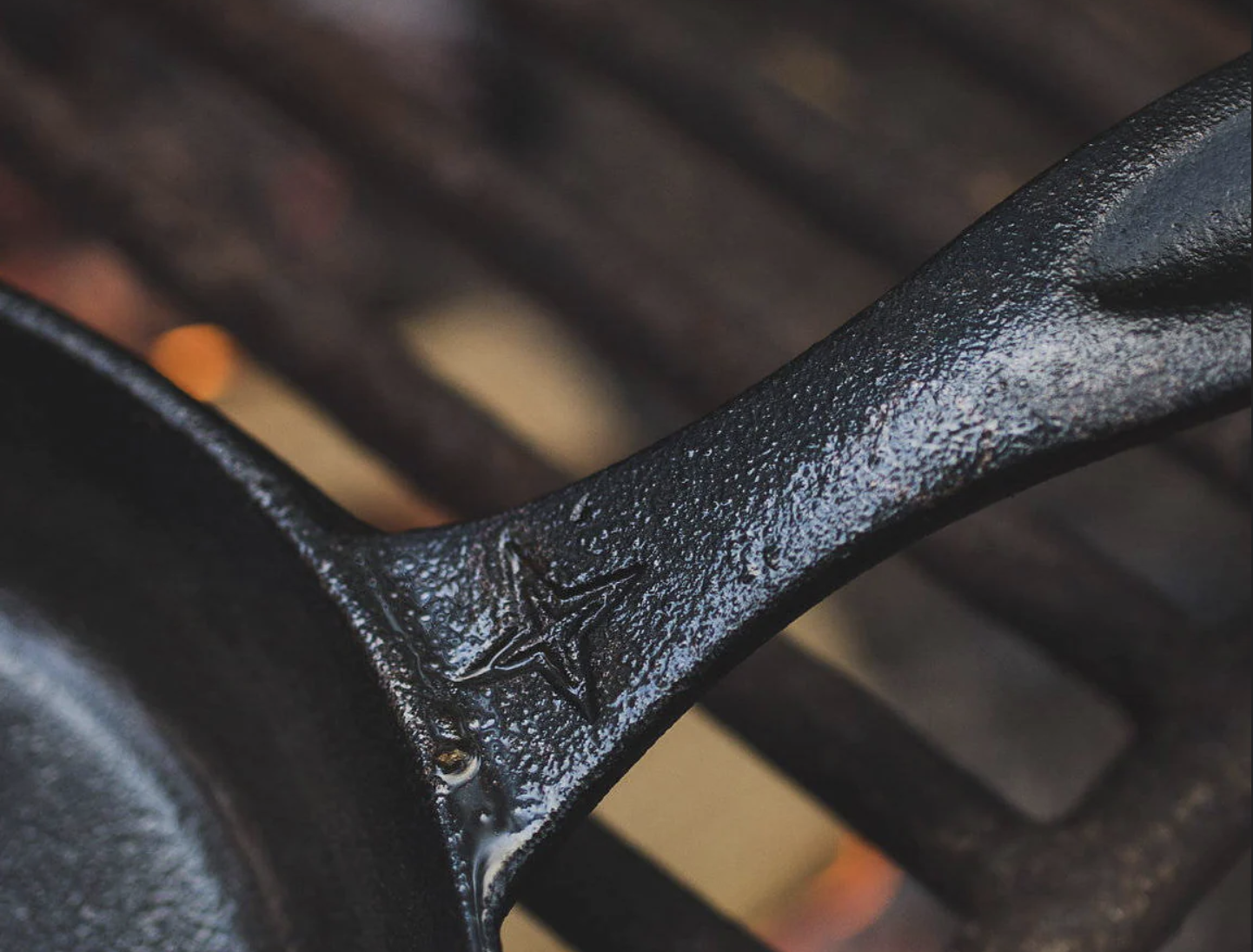 Holandský kotlík z litiny k vaření i pečení 3,8 l