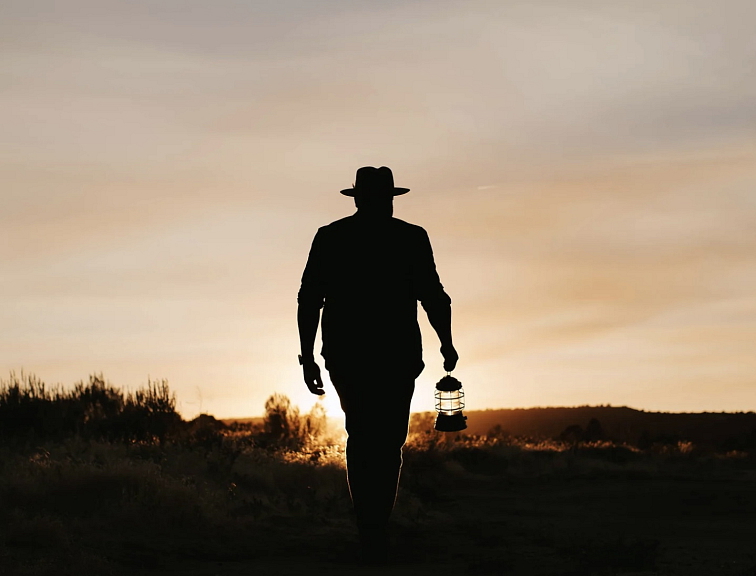 Lucerna Forest vintage bílá