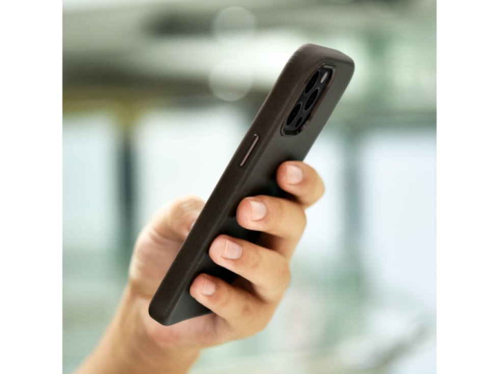 Kožený kryt na iPhone 13 Pro - iCarer, Oil Wax with MagSafe Coffee 11.01.WMI1303-CO