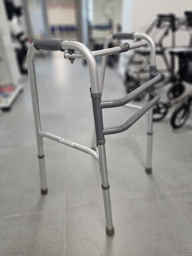 Krokovací nastavitelné chodítko Mobiak