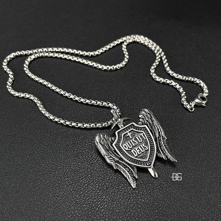 Pánský ocelový přívěsek Quisut Deus - Kdo je bůh | DG Šperky