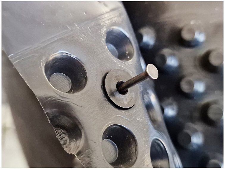 Kalený hřeb s podložkou pro nopové fólie