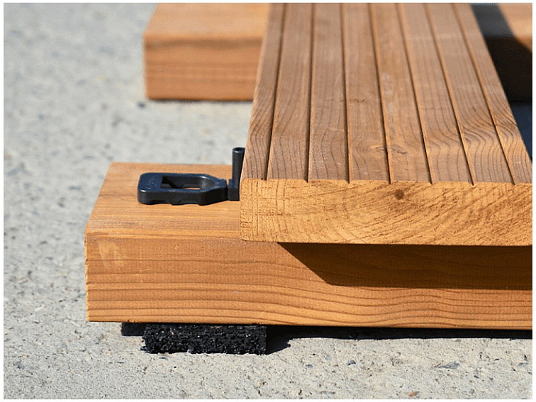 Distanční podložka pro přírodní terasová prkna