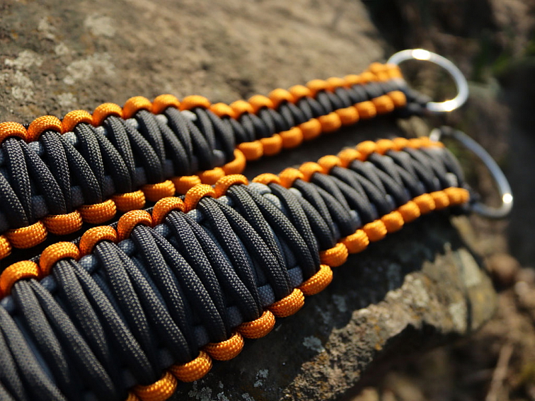Stahovací obojek paracord KLASIK GREY oranžový