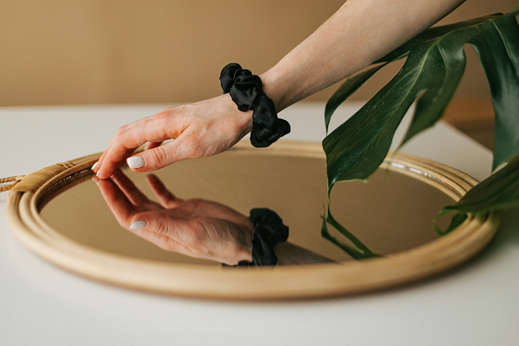 Hedvábná gumička - černá