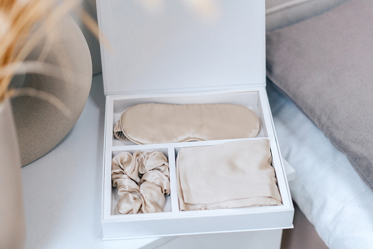 Spací set - hedvábný povlak na polštář, škraboška na spaní a gumička (béžový)