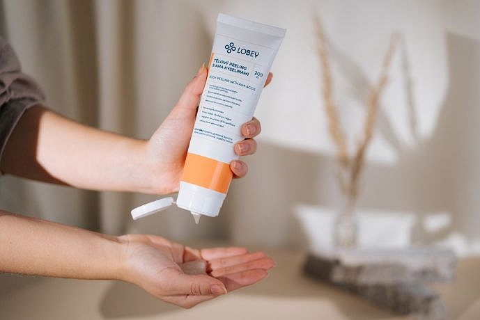 Tělový peeling s AHA kyselinami LOBEY