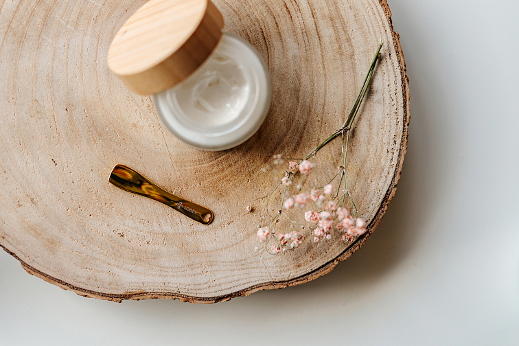 Kosmetická špachtlička ve zlatém provedení