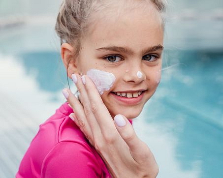 Jak vybrat opalovací krém pro děti