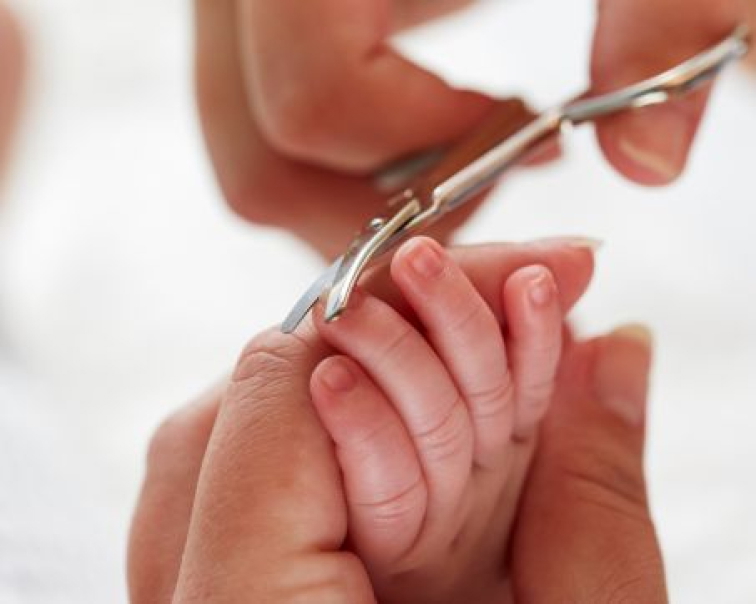 Jak na stříhání nehtů u miminek