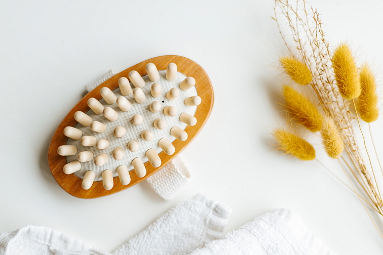 Dřevěný masážní ježek