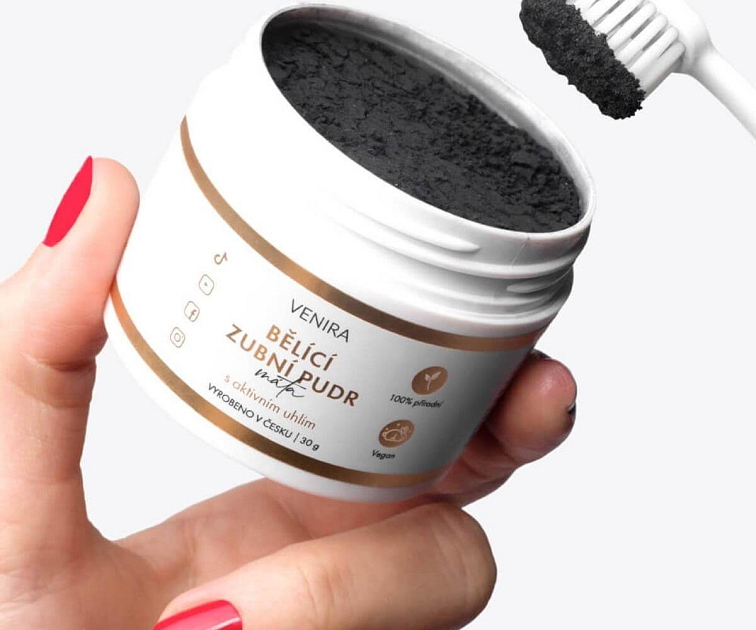 prášok na bielienie zubov