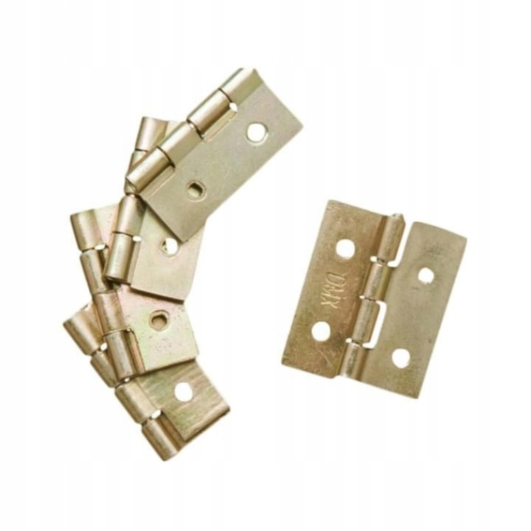 Ukážka montáže splietaného závesu DOMAX na masívnej drevenej bráne v rustikálnom štýle