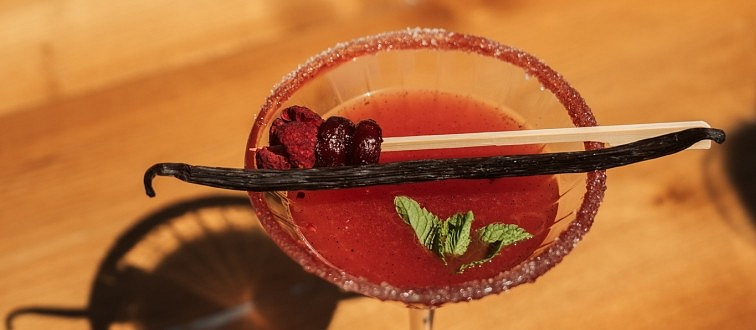 Daiquiry s malinami a vanilkou s dekorací vanilkového lusku