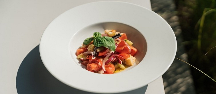 Panzanella s vanilkovým olejem na talíři